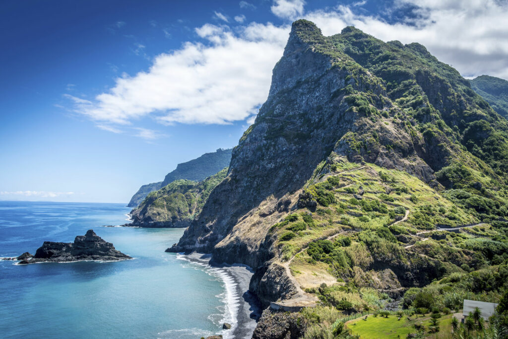 Madère en hiver, falaises et paysages verdoyants