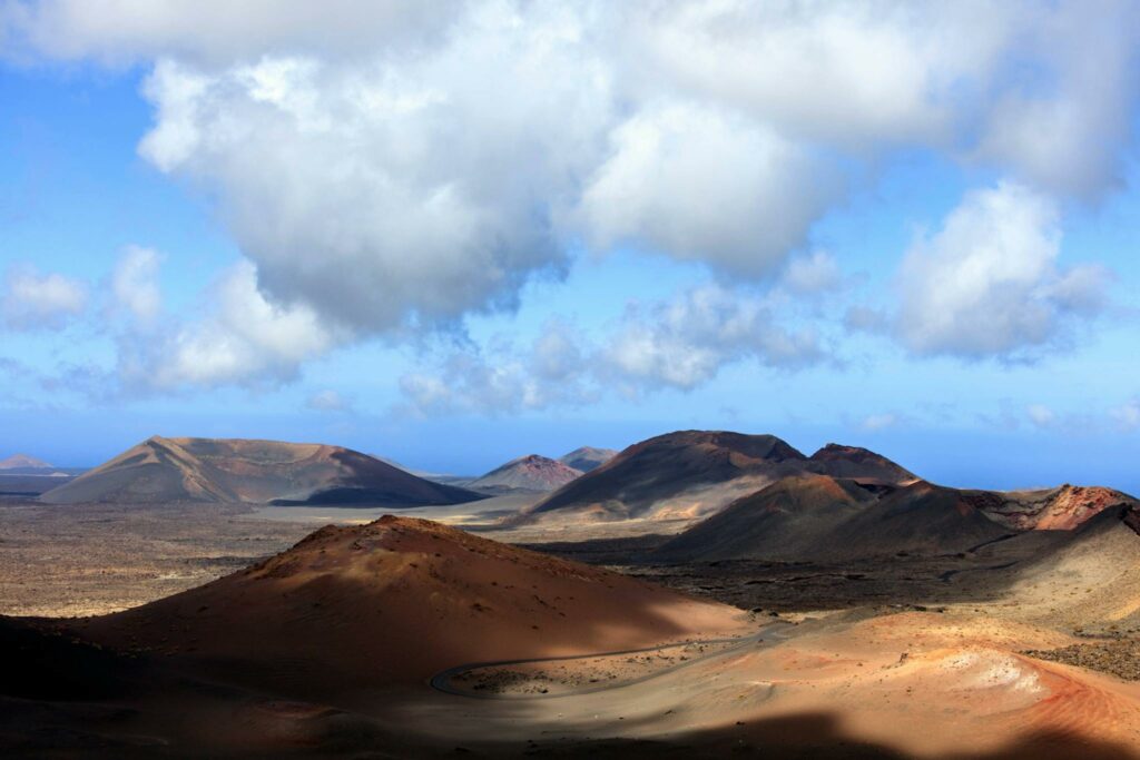 Paysage volcanique aux teintes rouges de Lanzarote