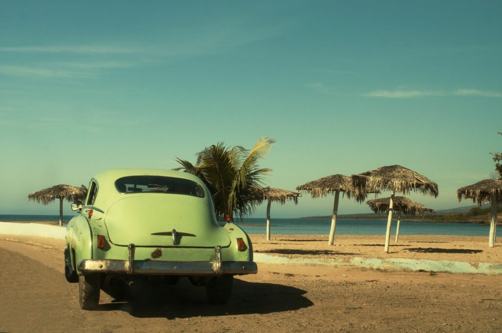 voiture américaine sur plage - cuba