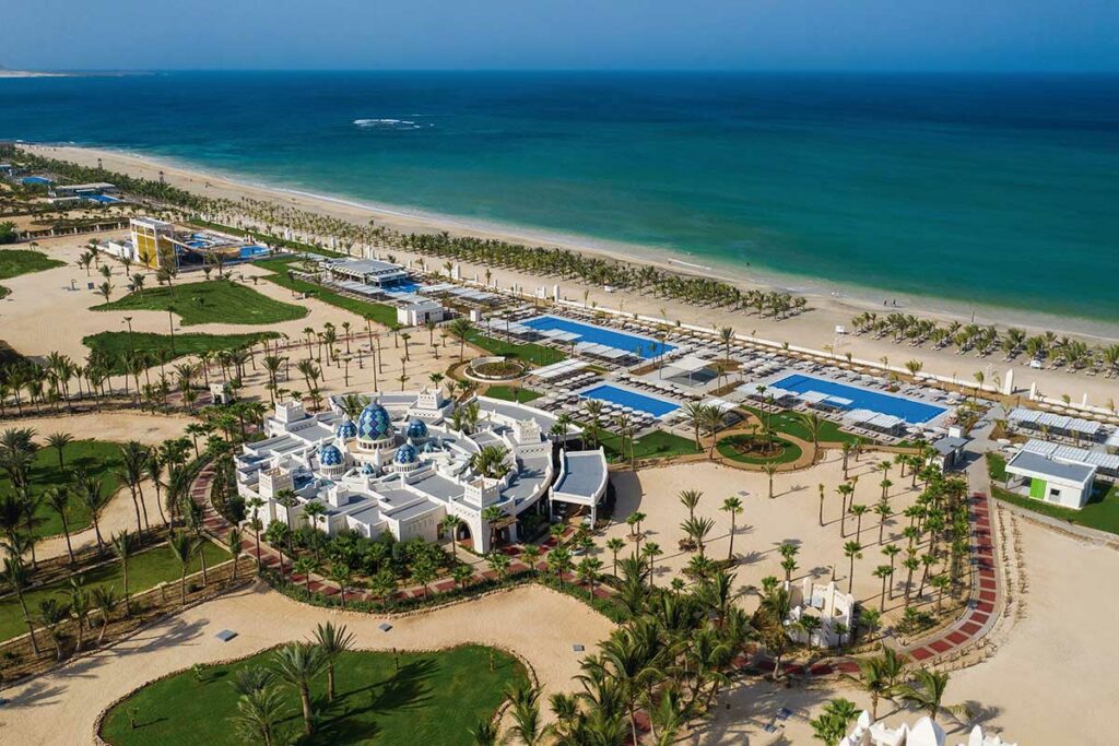 Piscine et plage du TUI Sélection Hôtel Riu Karamboa à Boa Vista, au Cap-Vert