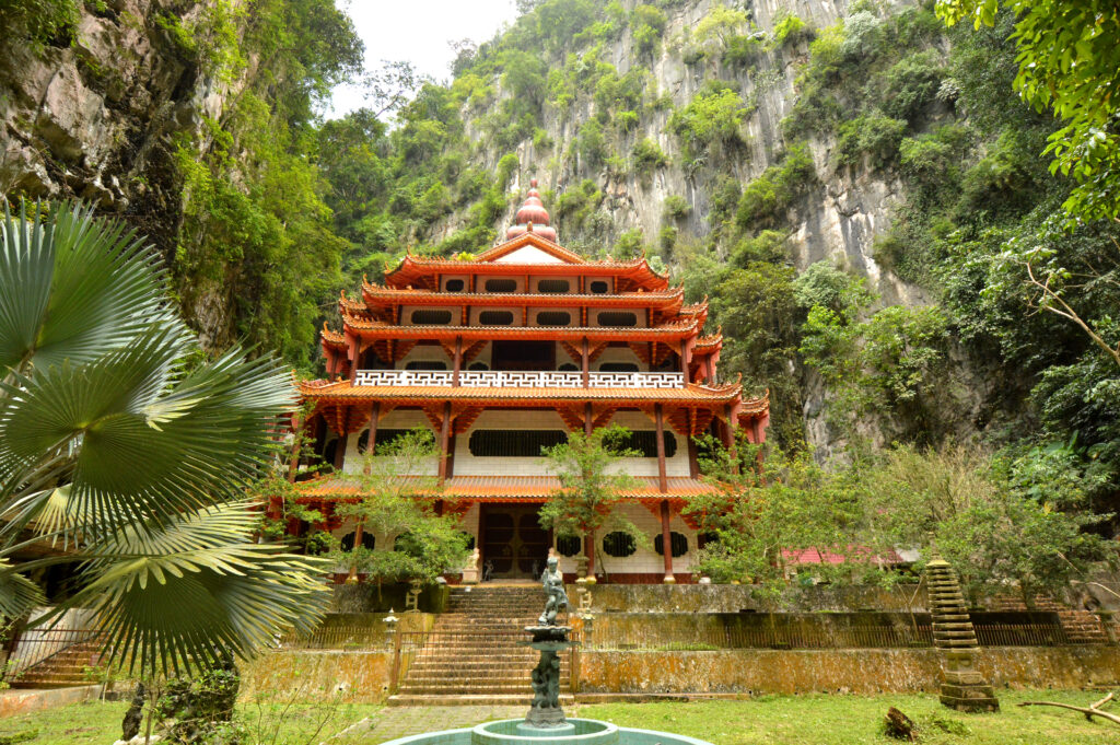Sam Poh Tong Temple